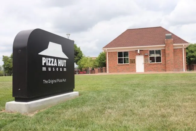 where is the original pizza hut