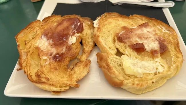 do paradors have breakfast 